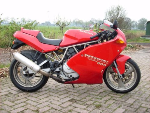 Ducati Supersport 600 met volle kuip