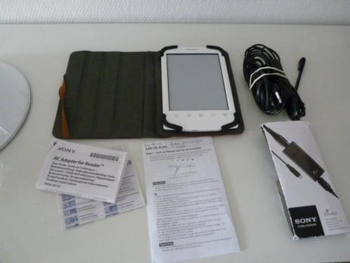 E-reader Sony PRS-T2 wit met hoes, pen en oplaadkabels.