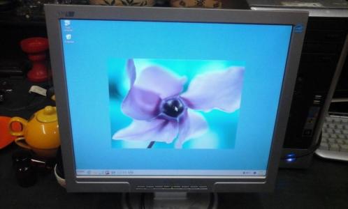 een computer pc scherm 17 inch