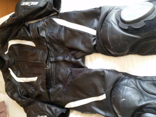 een leeren motorpak merk buse in de maat (uk-52)(d-62)