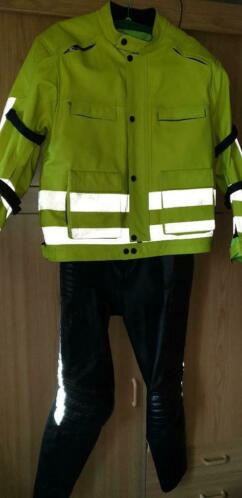 een mooi leren motorpak maat 56 is de broek en de jas is 5xl