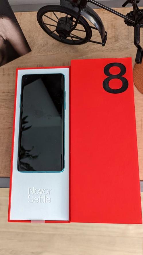 Een mooie en snelle OnePlus 8 met 5 hoesjes