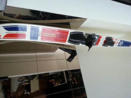 een mooie oude mono waterski van 1975