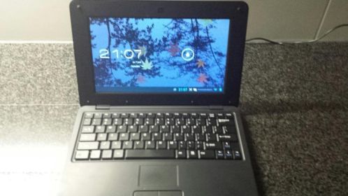 een NETBOOK  LAPTOP  TABLET