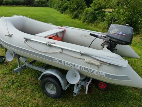 een Quicksilver 320 met een 4 pk four stroke en trailer