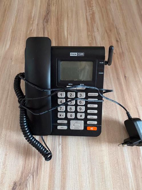 Een vaste senior telefoon met simkaart .
