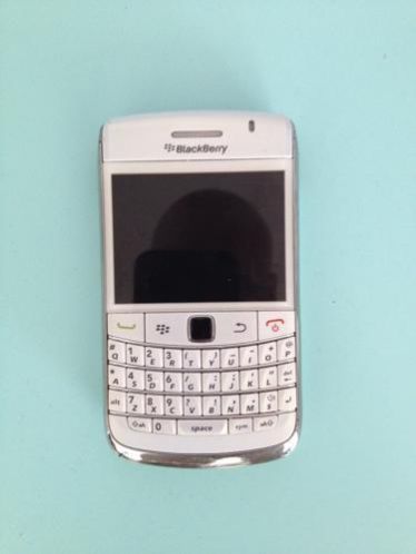 Een witte Blackberry Bold 