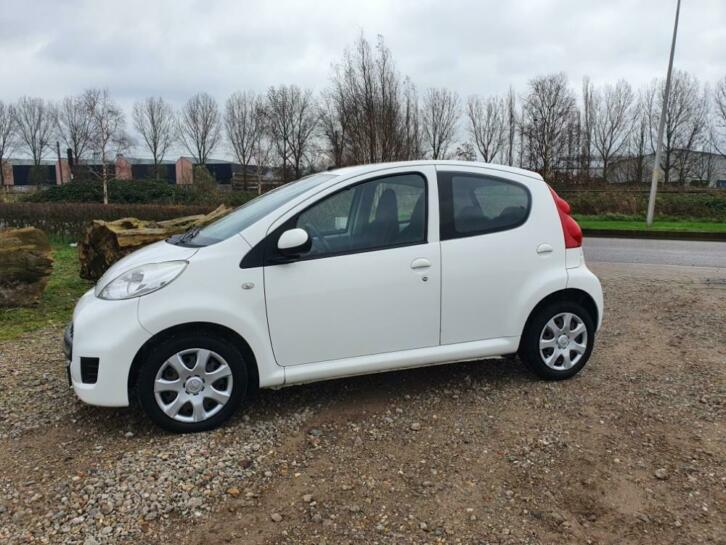 Een witte Peugeot 107 1.0-12v 5 deurs van 2011.