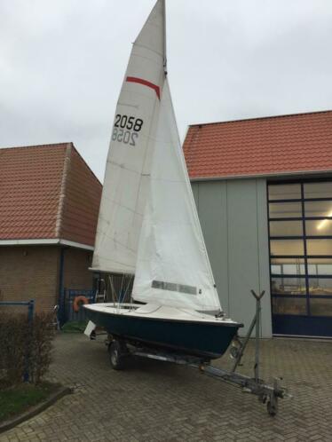 EFSIX 2000 034ST034 met trailer en buitenboordmotor.