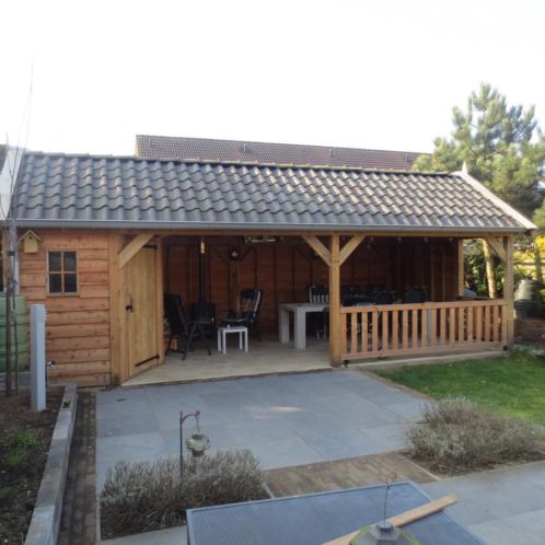 Eikenhouten kapschuur met veranda. Landelijk Maatwerk