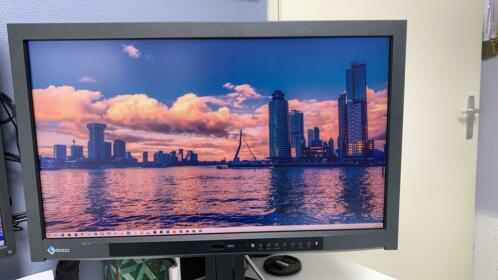 Eizo 27 inch top monitor SX2762W met krasje op scherm