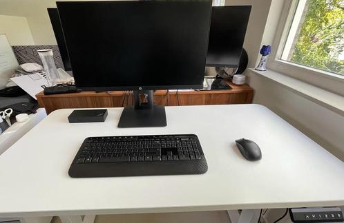 Elektrische tafel, ergonomische stoel, monitor, toetsenbord