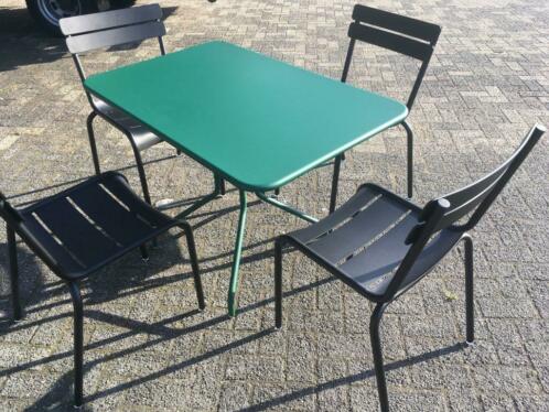 fermob petale tafel groen 4 fermob luxembourg stoelen zwart
