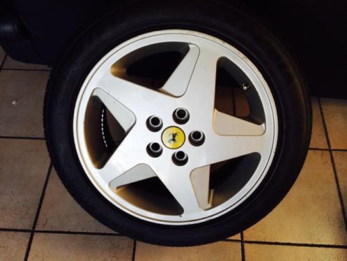 Ferrari 348  Mondial 18 inch velgen  banden Bridgestone