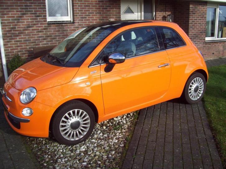 Fiat 500 1.2 2011 oranje met elektrisch panoramisch dak.