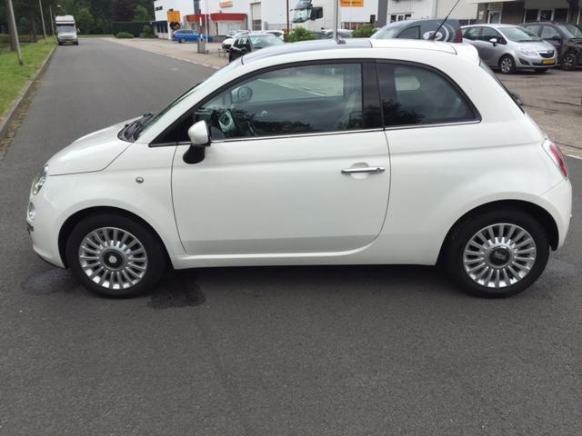 Fiat 500, wit. Lounge uitvoering met weinig kilometers.