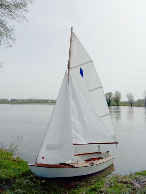 flits houten zeilboot met wegtrailer