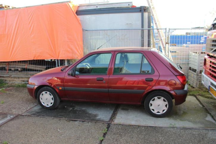 Ford Fiesta 1.3 I 5DR 2002 Rood