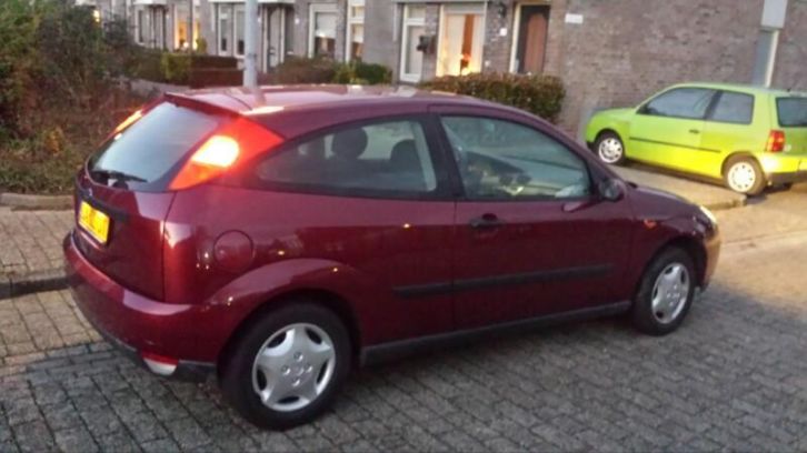 Ford Focus 1.4 I 3D 2001 Rood