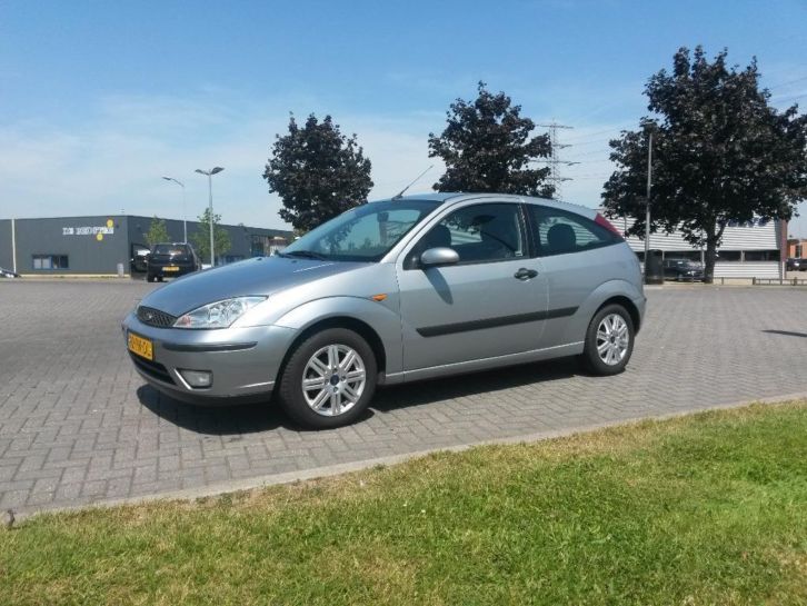 Ford Focus 1.6 I Futura 3D 2004 Grijs