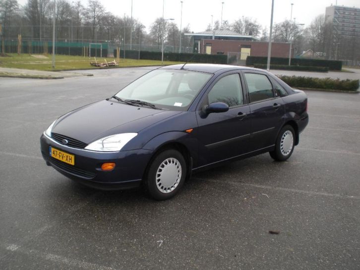 Ford Focus 1.6 I Ghia SDN AUT 2000 Blauw