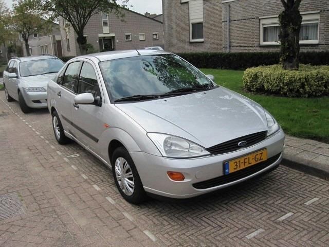 Ford Focus 1.6 I SDN 2000 Grijs