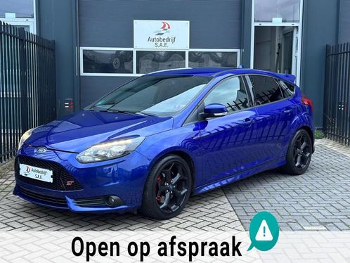 Ford Focus 2.0 EcoBoost ST-3 RECARO LEDER KEYLESS NAVI PDC L