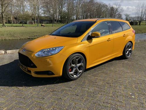 Ford Focus 2.0 ST-2 Recaro 252pk Ecoboost Wagon 2013 Geel