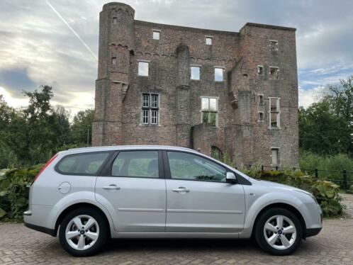 Ford Focus Wagon 1.6-16V Futura NAVIGATIE, PDC, TREKHAAK, AI