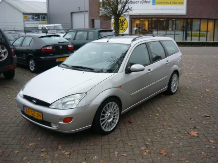 Ford Focus Wagon 1.6-16V Ghia (bj 2001)