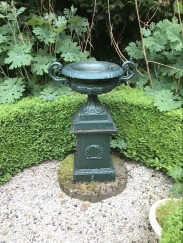 Franse gietijzeren vaas op sokkel