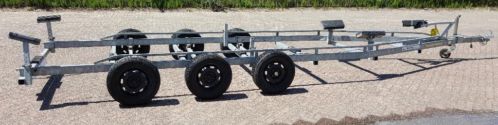 Freewheel boot trailer 3500kg 3 assen met lichtbalk en slot
