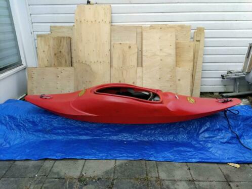 Gaaf gelijnde Riot Glide wildwater branding kajak kayak kano