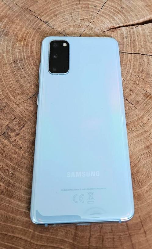 Galaxy S 20  wolkenblauw en groen hoesje.
