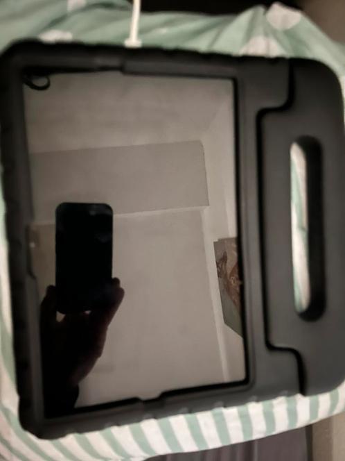 Galaxy Tab A8 Wifi - 64GB zwart met hoes en glas z.g.a.n.