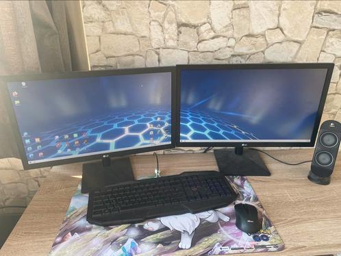 Game computer, 3 monitoren  boxen en toetsenbord
