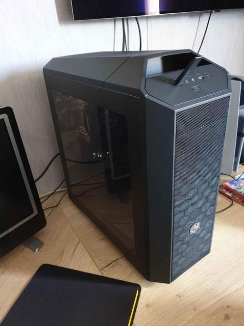 Game PC met i7 CPU, 980Ti videokaart en monitor.