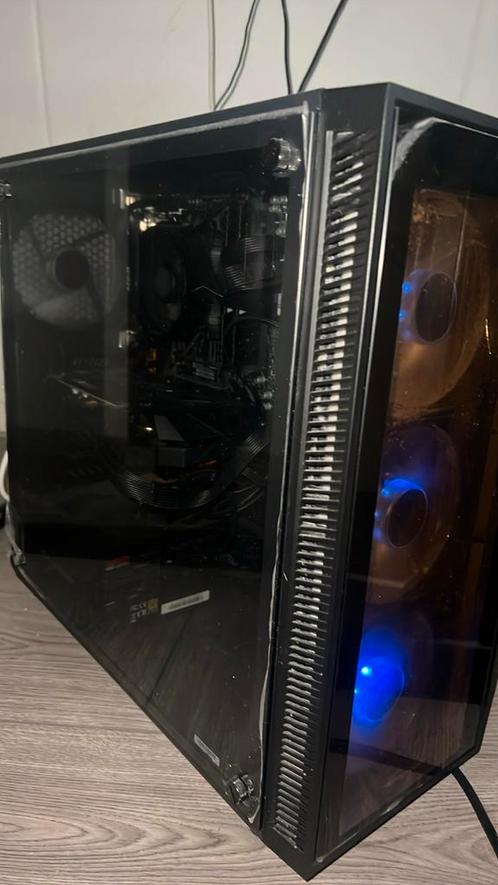 Gaming pc met RGB toetsenbord, razer muis, monitor en camera