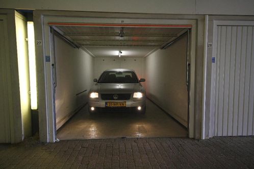 Garage opslagunit motor  auto stalling goed beveiligd 