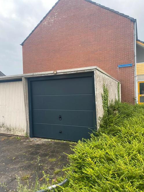 Garagebox te koop Emmeloord met nieuwe deur en elektriciteit