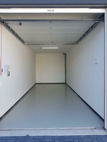 Garagebox XXL (29 m2) met elektriciteit en goed beveiligd