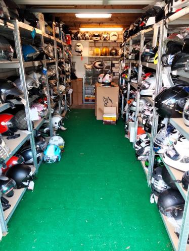 Garageverkoop nieuwe motor en scooter helmen