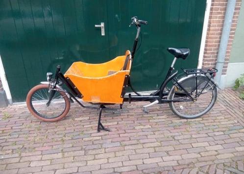 Gebruikte bakfiets, zwart.