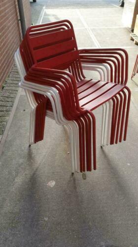 Gebruikte stapelbare terrasstoel in rood en wit