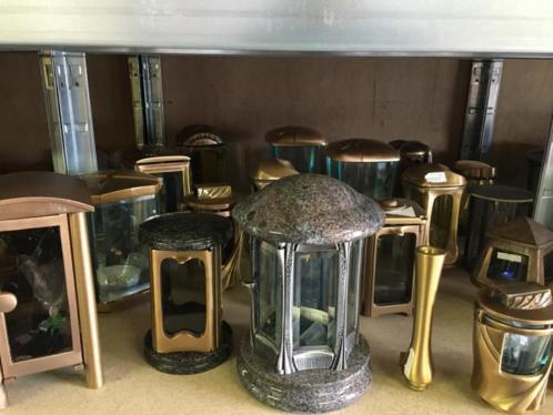 Gedenkstenen,bronzen grafbeelden,urnen,grafvazen,graflichten