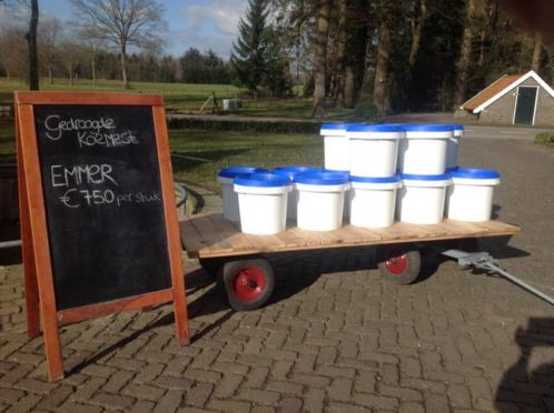 Gedroogde koemest voor gazon moestuin en perken.