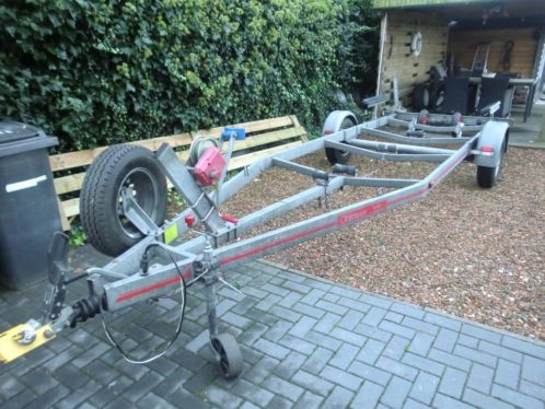 Gegalvaniseerde boottrailer met kenteken,1800 kg as gt7.5 m.