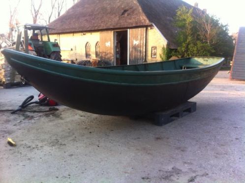 Geklonken roeiboot