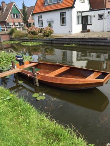 Gelakte, houten roeiboot ( schouw)