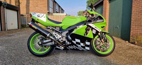 Gerestaureerde en gemodificeerde ZX7R